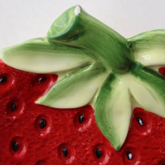 TII Collections Vintage Food Safe Ceramic Red Strawberry Novelty Plate P2306 - Picture 3 of 4